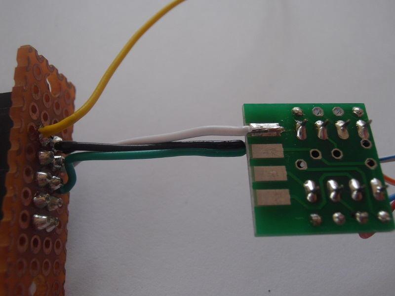 The white wire (Mitutoyo CLOCK) and the yellow wire (Mitutoyo DATA) must be soldered to the