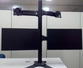 2 x 2 Multi-Monitor Installation (K3F220/K3G220) 11 Set the Horizontal Position 1. Loosen the knob E on the back of the arm for the left monitor. E 2.
