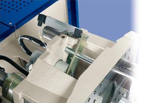 Maintenance-free hydraulic, 2 tie-bar clamping system with moving platen