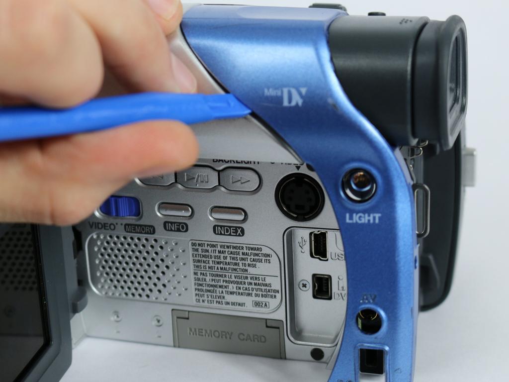 Step 5 Use the small plastic opening tool to remove the blue