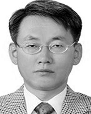 1310 IEEE TRANSACTIONS ON CIRCUITS AND SYSTEMS FOR VIDEO TECHNOLOGY, VOL. 17, NO. 10, OCTOBER 2007 Yo-Sung Ho (SM 06) received the B.S. and M.S. degrees in electronic engineering from Seoul National University, Seoul, Korea, in 1981 and 1983, respectively, and the Ph.