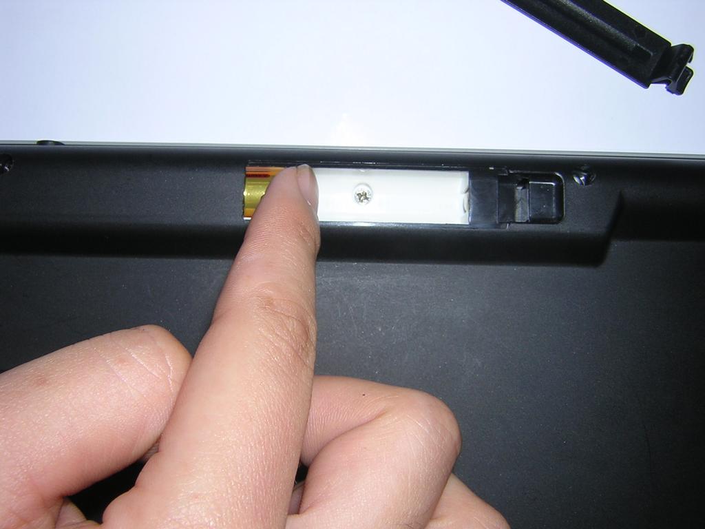 Insert the batteries with correct orientation into the battery compartments of both keyboard and mouse respectively. Installing the batteries in the Mouse 1. Turn off the power switch 2.