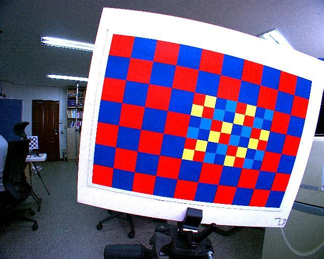 Even though the view ranges are different, full independent checkerboard patterns are visible to both the cameras in continuous image sequences.