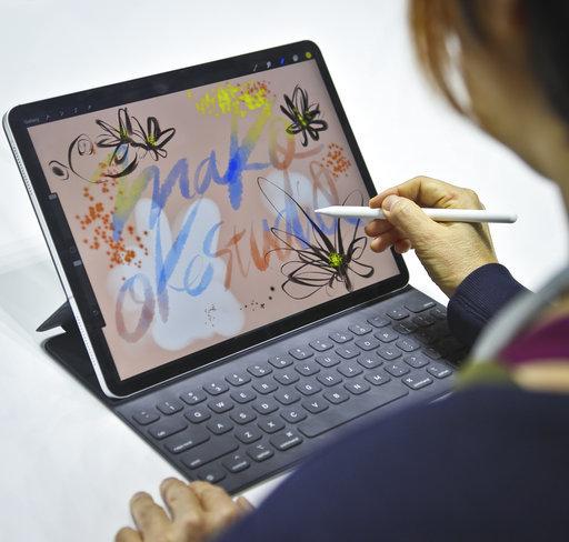 Powered by TCPDF (www.tcpdf.org) Japanese artist Mako Oke draws on the new ipad Pro using its pencil accessory after an event announcing new of New York. (AP Photo/Bebeto 2018 The Associated Press.
