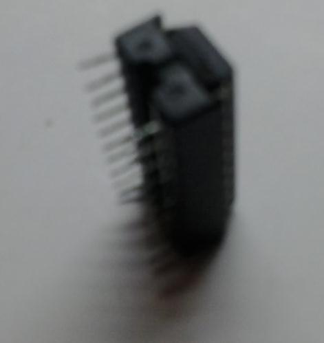 Chip MSP430 có thể mua từ bên ngoài hoặc tận dụng luôn chip MSP430G2553 gắn sẵn trên LaunchPad. Việc tháo lắp chip MSP430 phải hết sức nhẹ nhàng.