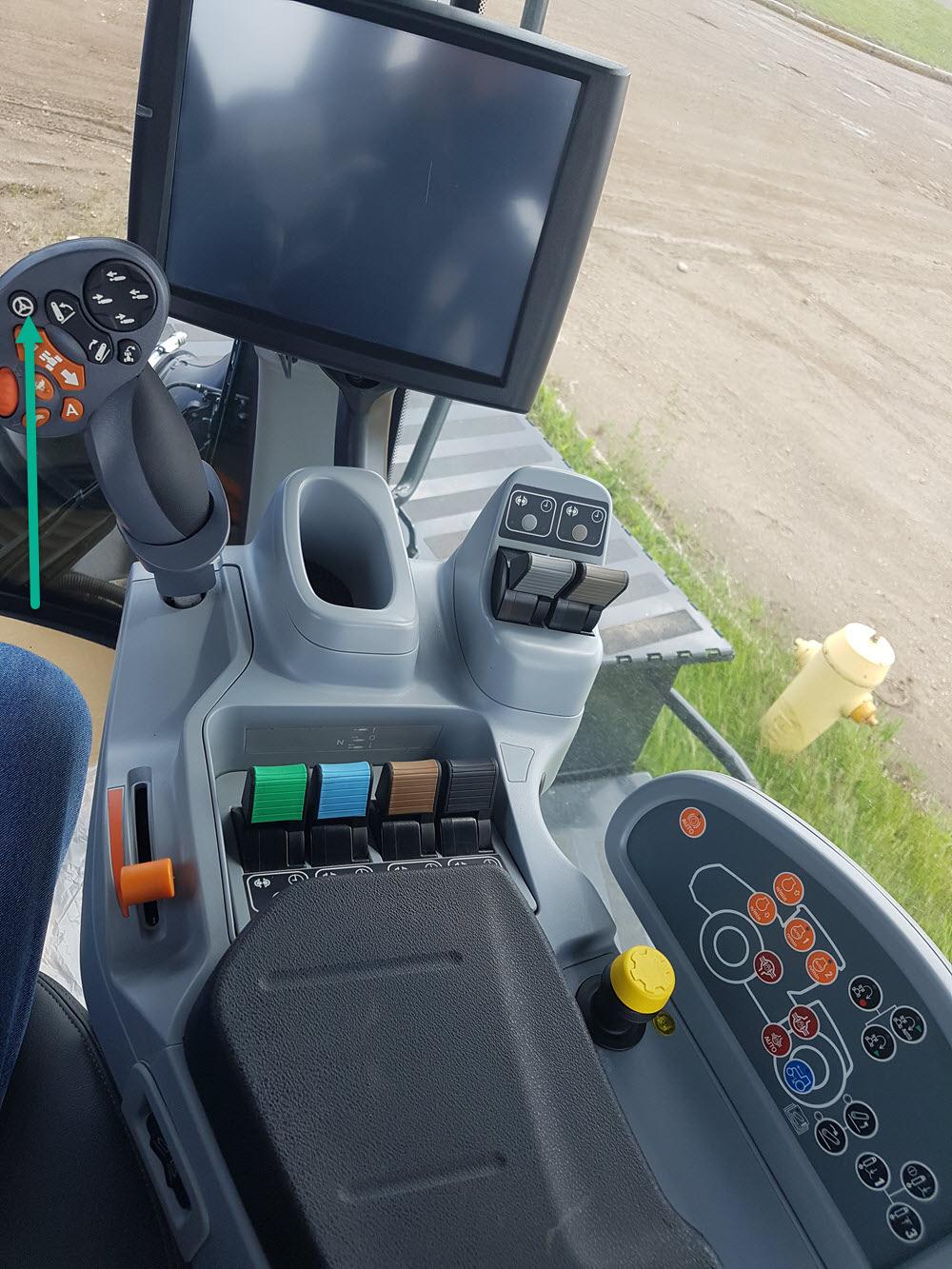 ! Use the John Deere monitor as you do in a John Deere tractor, set an AB-line, activate "Steer ON", then use the build-in resume button