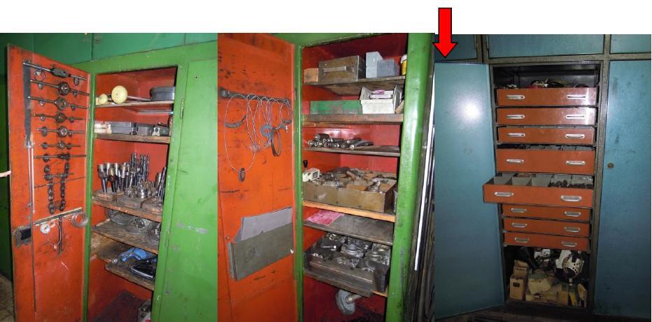 Nasledujúce fotografie zachytávajú neporiadok v ďalších skriniach nachádzajúcich sa na pracovisku. V skriniach sa nachádza množstvo nepotrebných a nadbytočných predmetov, ktoré je potrebné pretriediť.