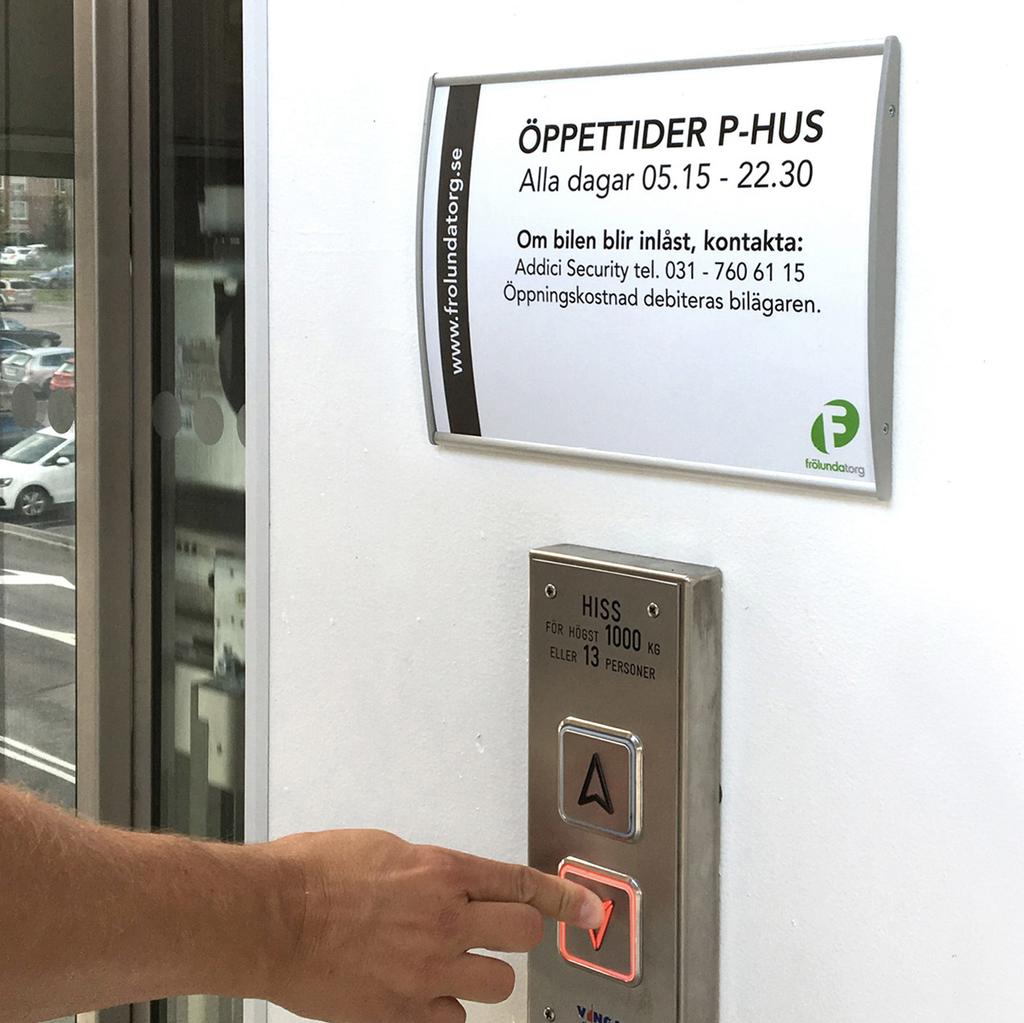 To the left, we have created a landscape format A3-size elevator sign with horizontal curvature. The sign supports replaceable A3-printouts, protected by a plastic cover. ELEGANCE.