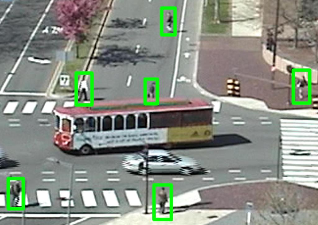 and bicycles also move on the vehicle paths (some examples are shown in Figure 4 (c)).