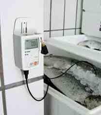 44 Log temperature Simultaneously at two sites testo 175-T2 With an additional external probe socket, the temperature data logger provides a further temperature measurement option.