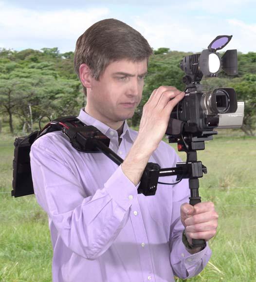 It is possible to zoom and frame with one hand whilst supporting the camera with the other. Tilting and panning shots can be executed smoothly and without camera shake.