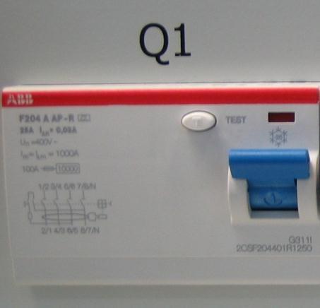 Operation F2 is the circuit breaker for the protected power plug L1. Fuse rating: 13A F3 is the circuit breaker for the protected power plug L2.
