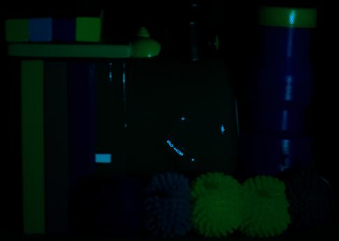 5: Relighting results for the fluorescent toy gun scene. of required input images.