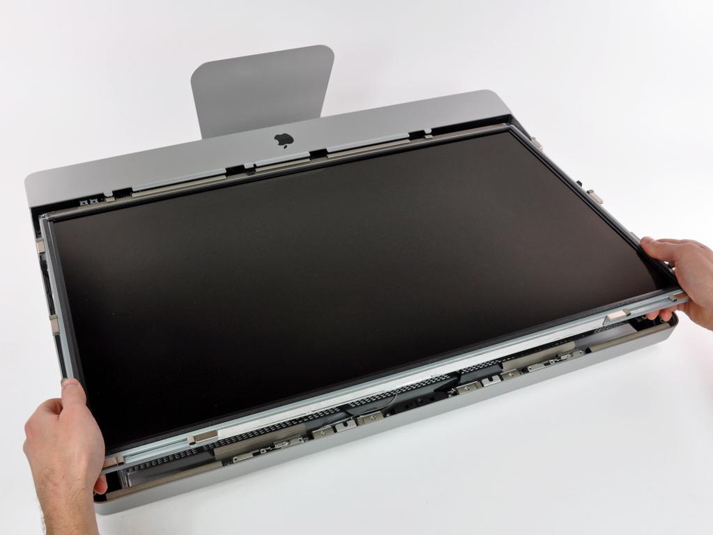 Paso 9 Carefully pull the display toward the top edge of your imac and lift it