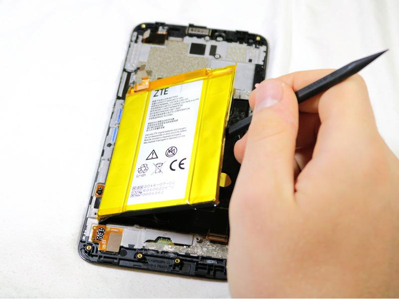 Avoid using metal tools to pry the battery out of the case as it can pierce the battery. Contents of the battery are extremely polluting to the environment. Do not throw it away in the recycling.
