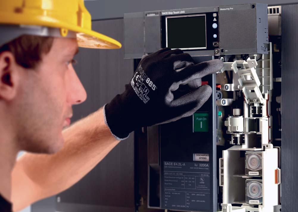 Emax 2 offers double insulation between the front of the switchgear and live parts.